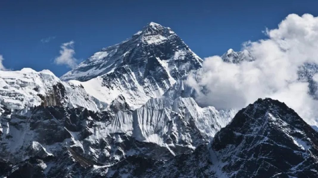 Pemandangan menakjubkan Gunung Jayawijaya dengan puncaknya yang diselimuti salju abadi, menjadi daya tarik utama bagi para pendaki