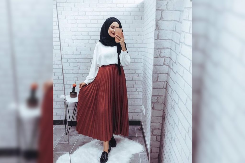 11 Outfit Hijab Rok Plisket Wajib Banget Dicoba Blibli Friends 1060