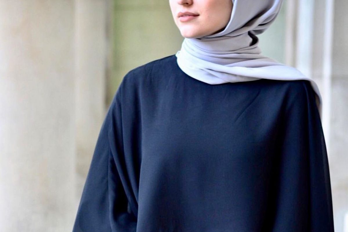 OOTD Gamis Navy Cocok Dengan Jilbab Warna Apa, Ya? Ini Pilihannya