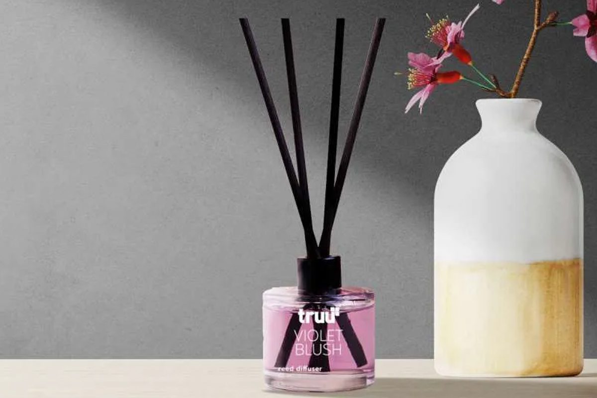 8 Cara Menggunakan Reed Diffuser Biar Wanginya Terus Tercium - Blibli  Friends