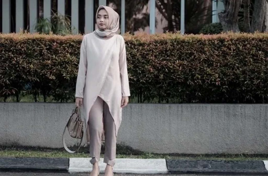 5 Fashion Item Buat Moms Biar Tampil Kece Saat Ambil Rapor Si Kecil