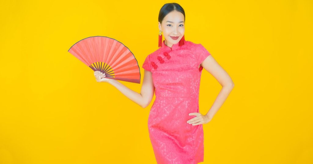 Perbedaan Cheongsam Dan Qipao, Pakaian Tradisional Saat Imlek - Blibli ...