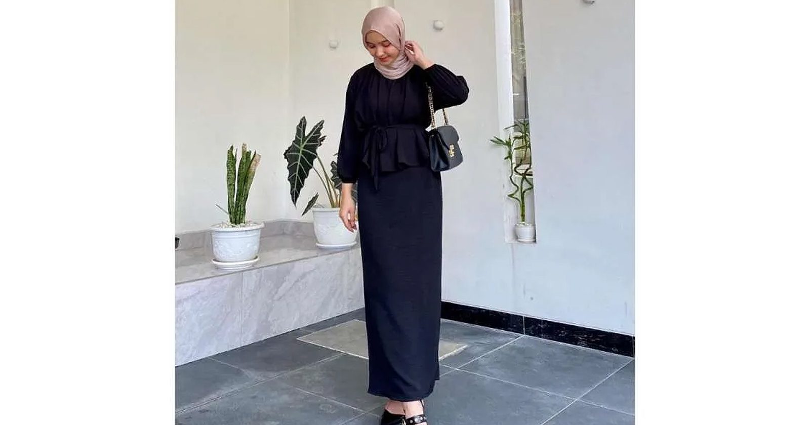 8 Inspirasi Outfit Hijab Rok Supaya Tampil Feminin - Blibli Friends