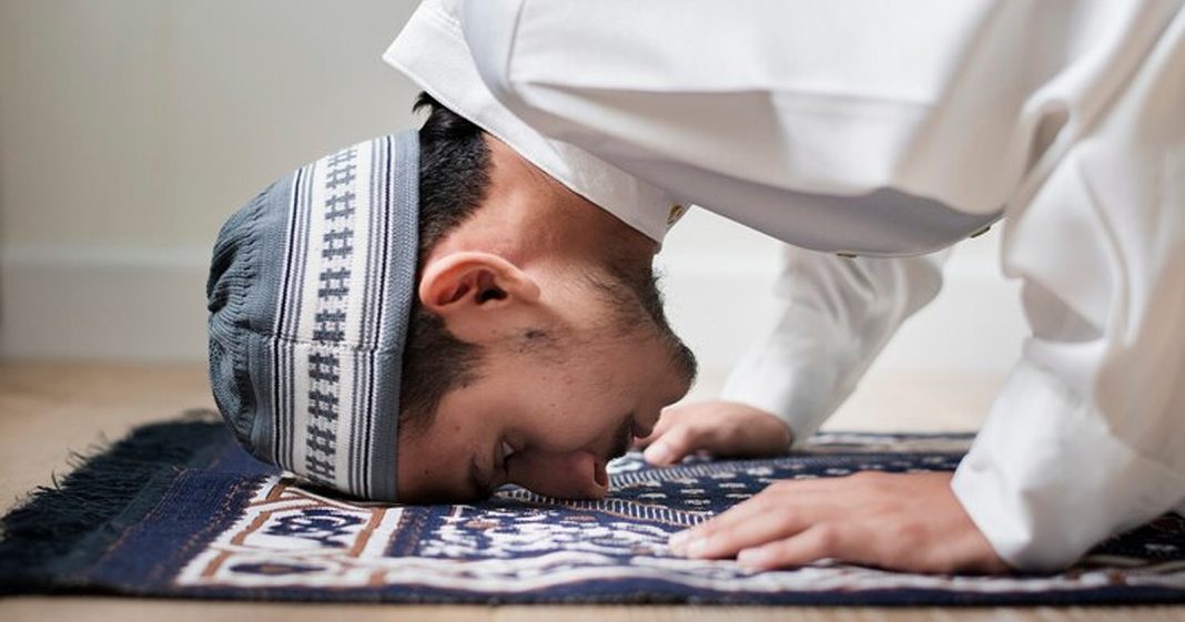 Sujud Tilawah: Bacaan, Arti, Tata Cara Dan Keutamaan Melakukannya